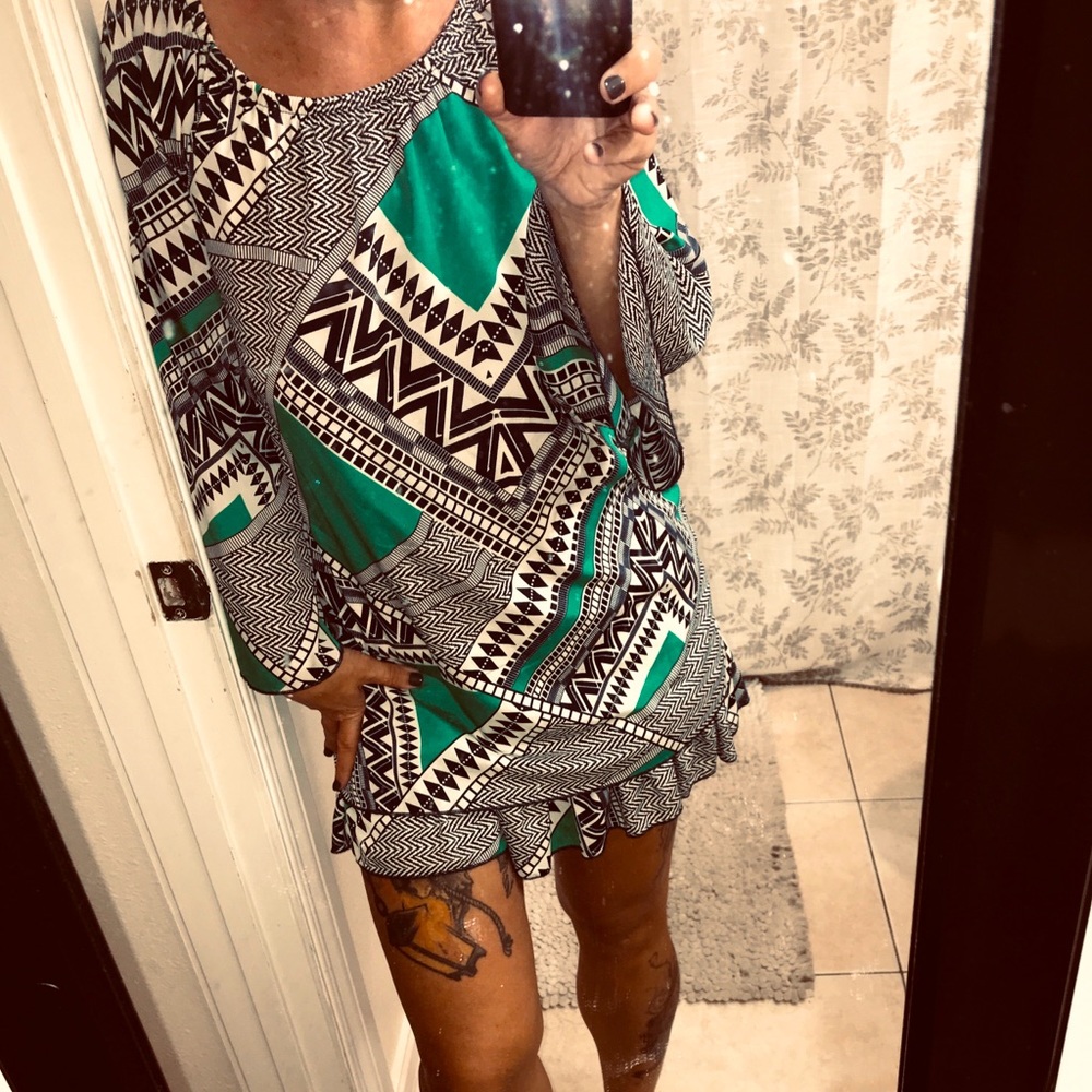 Long sleeve top, like new, great condition! Medium size and comfortable.